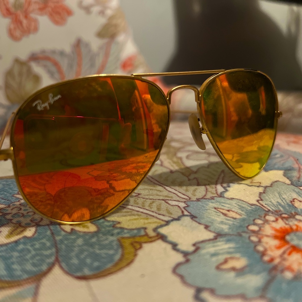 Polarized Ray Ban Aviator sun glasses. Perfect size for petite woman